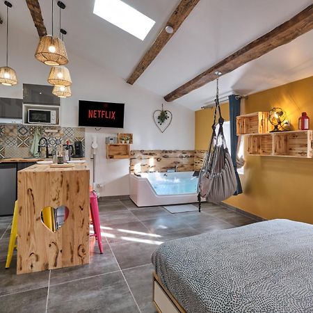 Place Carnot - Studio Tout Equipe Avec Jacuzzi Proche Toutes Commodites Carcassonne Bagian luar foto