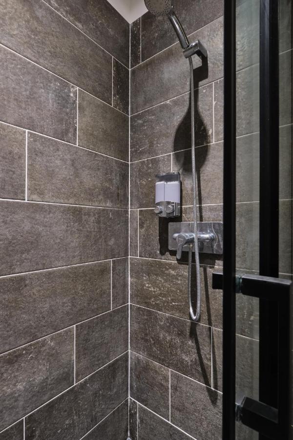 Place Carnot - Studio Tout Equipe Avec Jacuzzi Proche Toutes Commodites Carcassonne Bagian luar foto