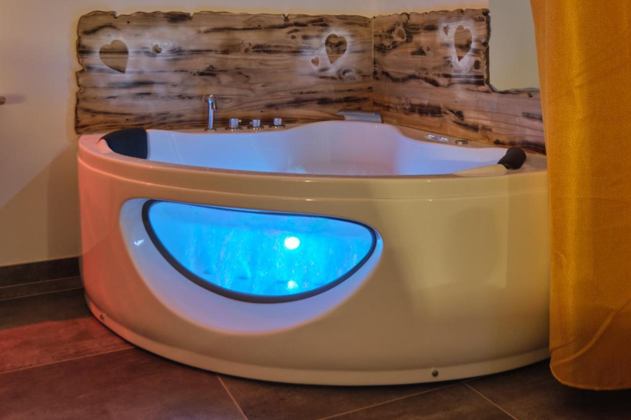 Place Carnot - Studio Tout Equipe Avec Jacuzzi Proche Toutes Commodites Carcassonne Bagian luar foto