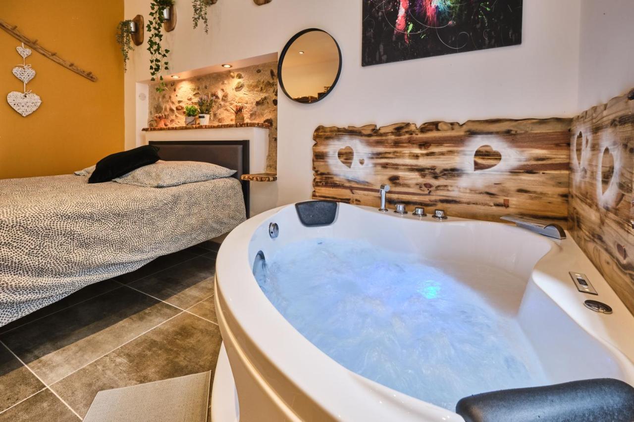Place Carnot - Studio Tout Equipe Avec Jacuzzi Proche Toutes Commodites Carcassonne Bagian luar foto