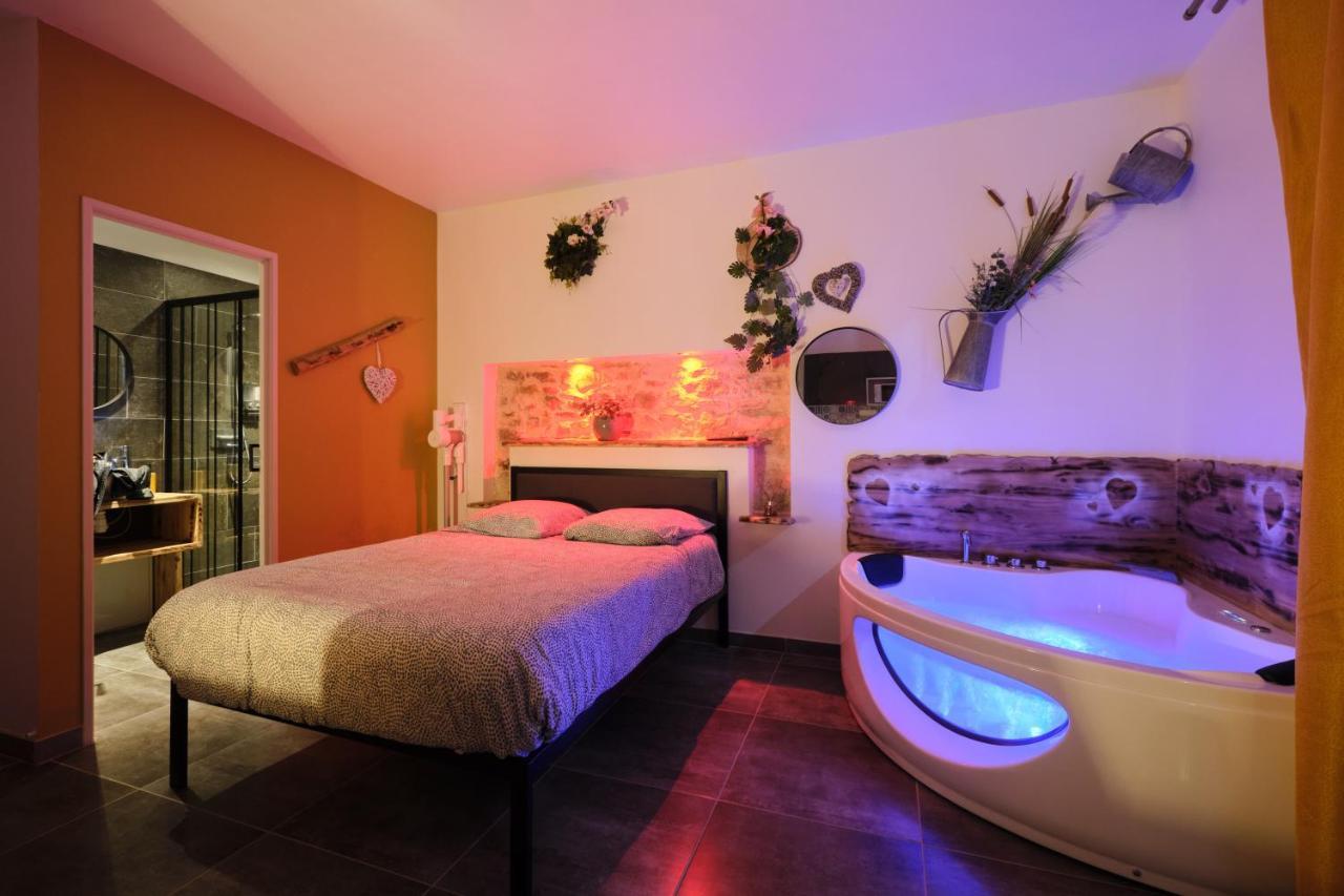 Place Carnot - Studio Tout Equipe Avec Jacuzzi Proche Toutes Commodites Carcassonne Bagian luar foto
