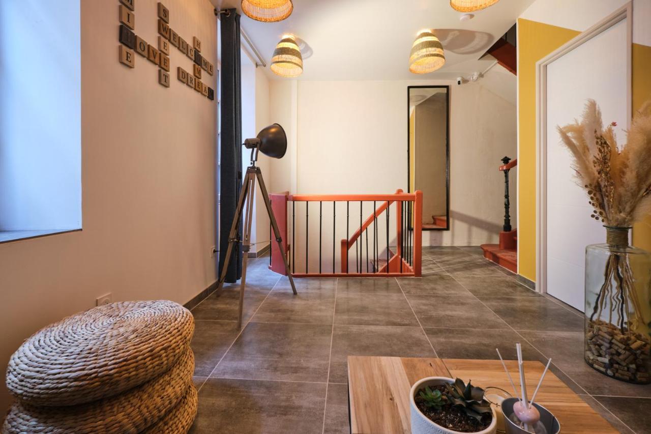 Place Carnot - Studio Tout Equipe Avec Jacuzzi Proche Toutes Commodites Carcassonne Bagian luar foto
